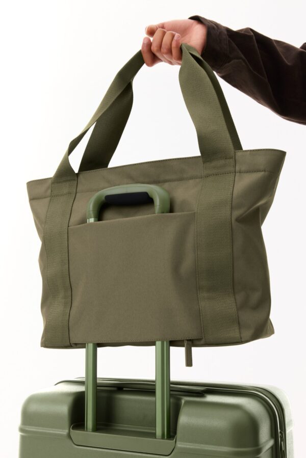 The BÉISics Tote in Olive - Image 6