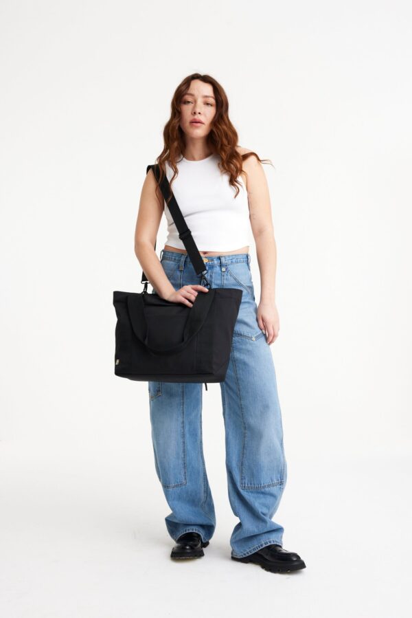 Resale The BÉISics Tote in Black - Image 5